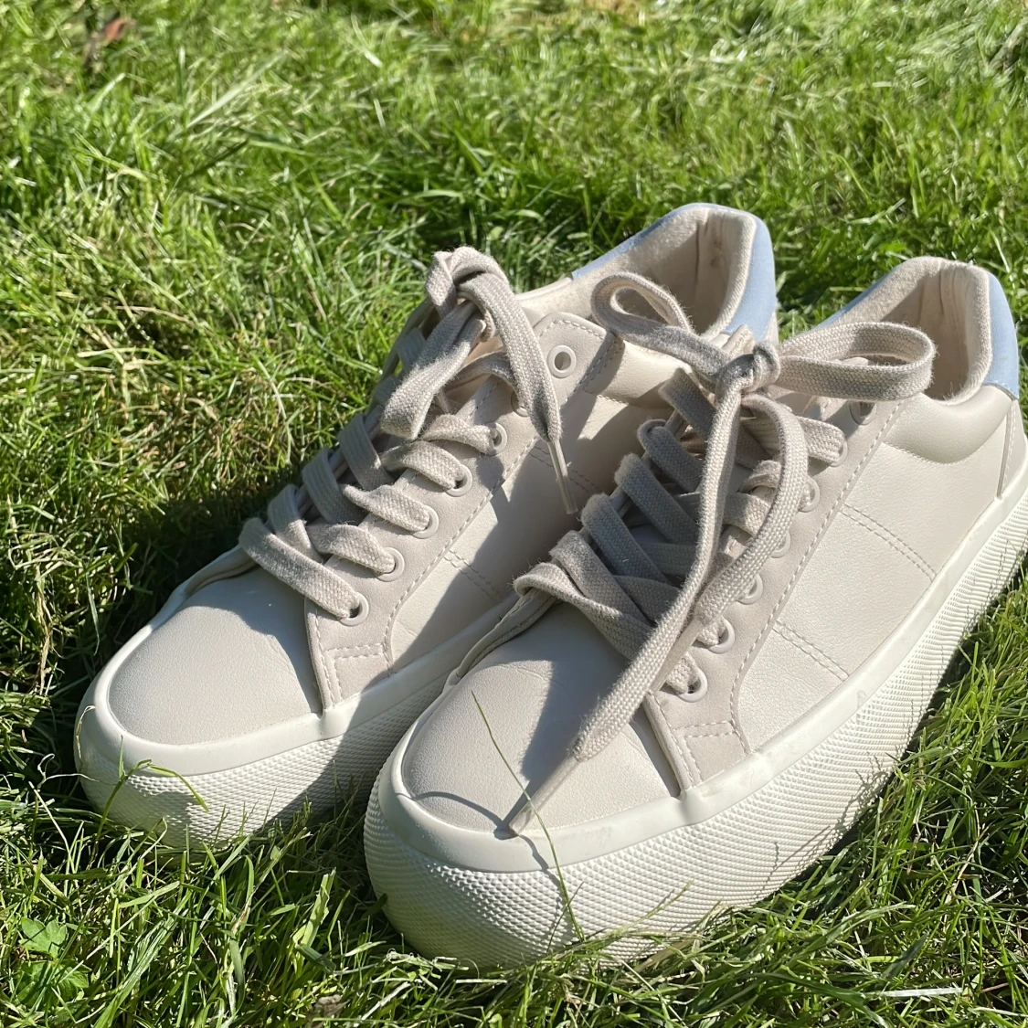 Beige sneakers med blå detalj - 1