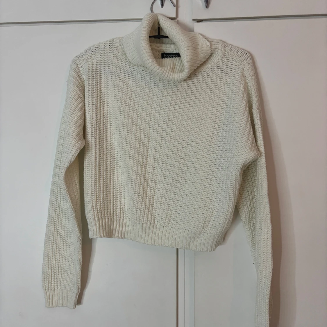 Vit polotröja från Boohoo