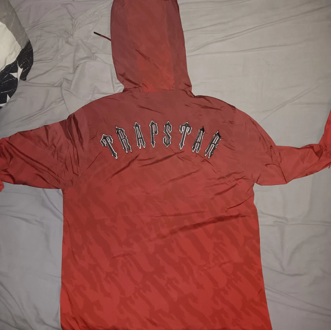 Röd vindjacka från Trapstar med huva - 1