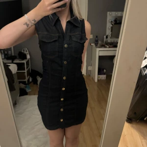  Jeansklänning  - Säljer denna trendiga klänning från Zara då jag dessvärre inte gillade hur den satt på mig, aldrig använd och lappar kvar på 