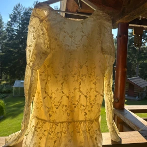 Ljusgul klänning från NA-KD - Superfin ljusgul klänning från NA-KD som aldrig är använd, lappen finns kvar. Klänningen har djup rygg, volangdetalj nedtill och en luftig, Perfekt för sommarens alla tillfällen! Den är en 34 men passar mig som är 36/38 