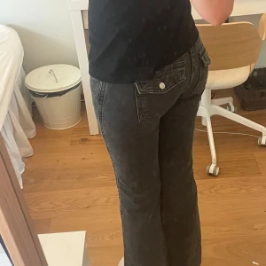 Mörkgråa low waisted bootcut jeans  - Säljer ett par mörkgråa bootcut jeans från Gina i storlek 34. Nästan aldrig använda 