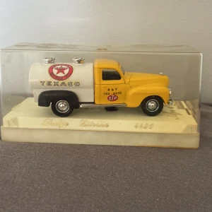 Dodge Citerne 4425 - Upptäck en cool samlarmodell av en klassisk Dodge tankbil i gul och vit design med Texaco-logga. Perfekt för dig som gillar bilar, nostalgi och unika detaljer. Modellen kommer i originalförpackning och är en riktig blickfångare för hyllan eller skrivbordet.