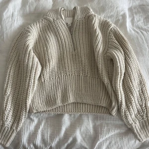 Beige stickad half zip-tröja H&M - Supermysig beige stickad tröja från H&M med half zip-dragkedja i halsen 💌