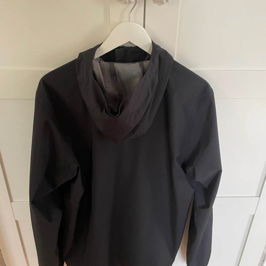 Svart vindjacka från Haglöfs med huva - 1