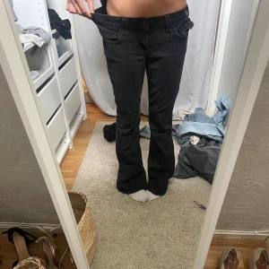 Svarta bootcut jeans True Religion - Pris kan diskuteras❤️Säljer ett par svarta jeans från True Religion med bootcut passform. Jeansen har snygga detaljerade bakfickor med knapp. Köpte de av en tjej på Plick men de var tyvärr förstora i midjan annars helt nya. Mina dröm byxor. Skriv om ni vill ha mått❤️SÄLJER även på Vinted så skriv innan ni köper,först till kvarn