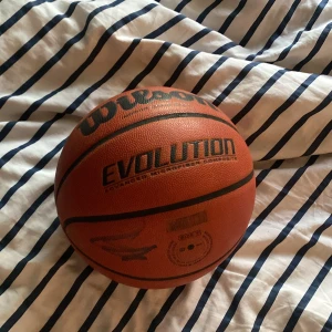 Wilson evolution boll signerad av Marlon ❤️✌️ - Det finns proof av att han signerar bollen 