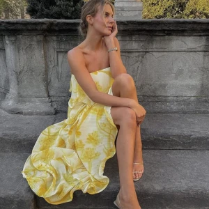 Gul maxiklänninge med volang, Lovisa Wallin x Nakd - Säljer denna superfina klänningen från Nakd till sommarens alla tillfällen! Jag får tyvärr inte användning utav den. Den är helt ny, lappen sitter kvar! Den är i storlek 32 men den passade mig jättebra som har 34-36. Nypris 1099kr, jag säljer för 1000kr💕 