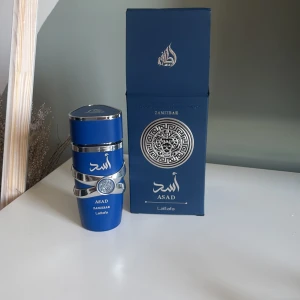 Parfym - Lattafa Asad Zanzibar 100ml är en parfym i en mörkblå flaska med silverdetaljer och orientaliska mönster. Flaskan har en robust, modern design med arabiska tecken och ett dekorativt emblem. Kommer i matchande blå kartong med silvertryck. Har sprayat typ 5 sprut så är som ny. Skriv vid funderingar. 