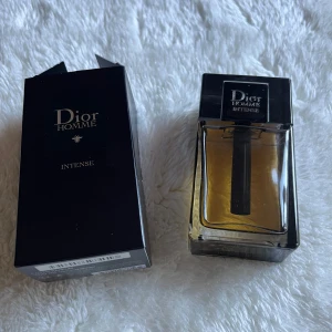 Dior Homme Intense parfym - Dior Homme Intense är en lyxig herrparfym i en stilren. 