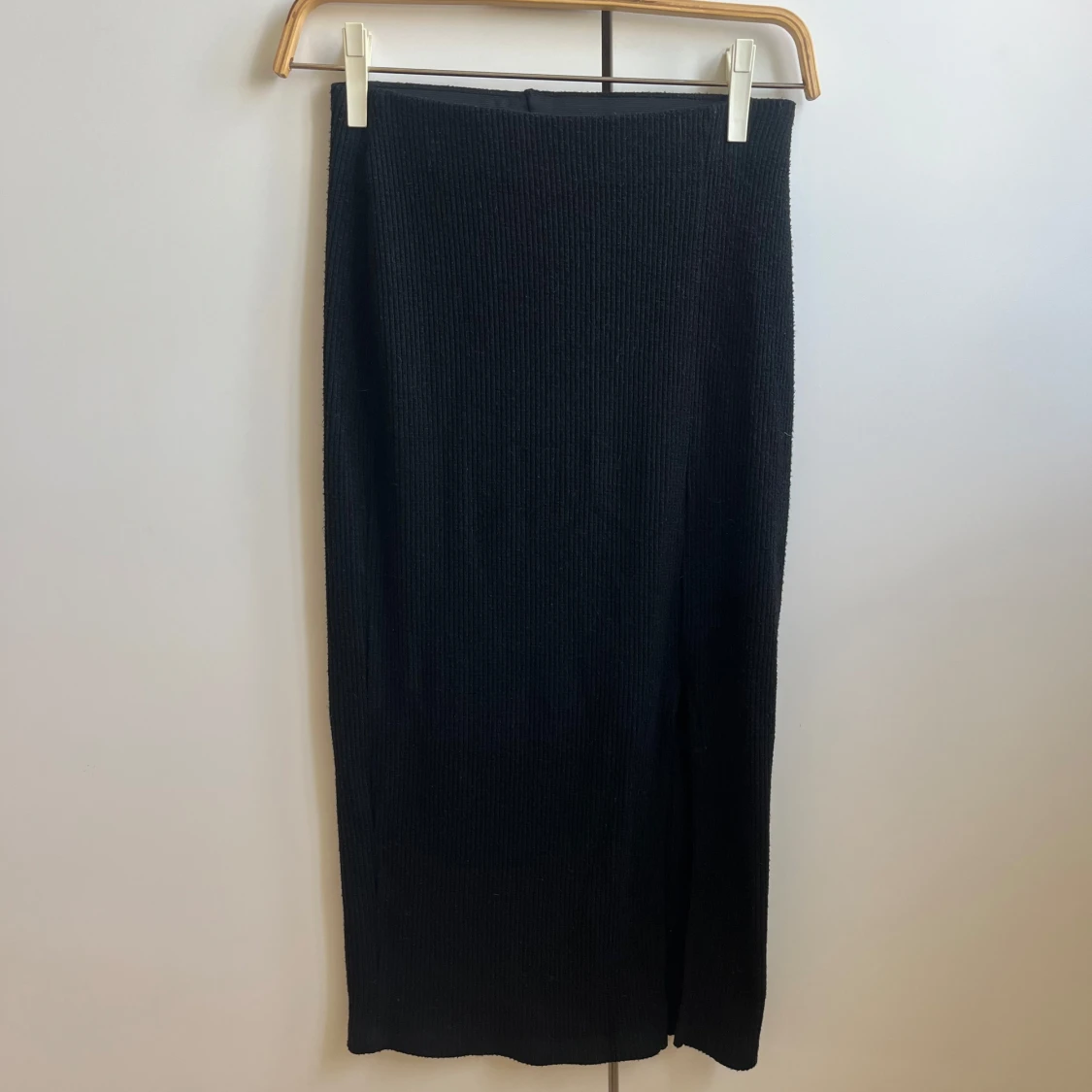 Ribbad långkjol med slits