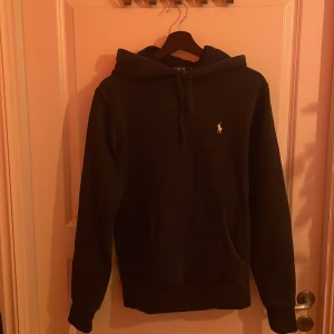 Svart hoodie från Polo Ralph Lauren S - Svart hoodie från Polo Ralph Lauren i storlek S. har andvänts ungefär 3 gånger
