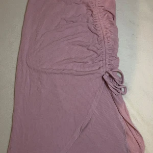 Rosa ribbad långkjol med snörning - Säljer en ljusrosa ribbad långkjol med snörning i sidan. Kjolen har en jätte bra  passform och är tillverkad i ett mjukt, stretchigt material. Den är perfekt till sommaren pris kan såklart diskuteras eller om ni har frågor💕