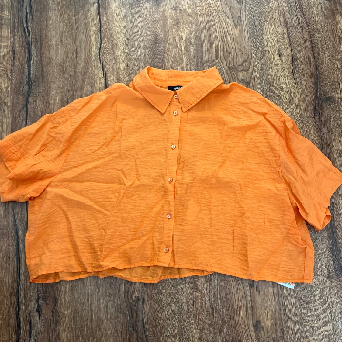 Orange croppad skjorta med kort ärm