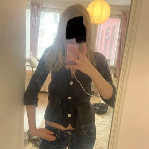 Jätte söt svart kofta🩷😋🩷😋 - Svart kofta med trekvartsärm, vita knappar och knytbälte i midjan. Jätte bra skick.🤭🤭