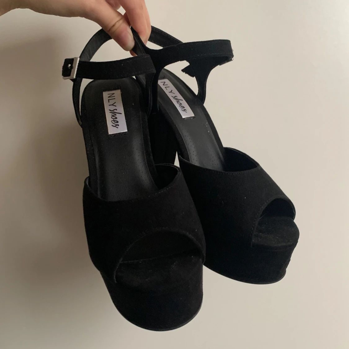 Svarta platåklackar med öppen tå från NLY shoes - 2