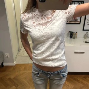Vit spetsblus  - Säljer en jätte snygg vit blus i spets  med korta ärmar från Vila. Denna är bara använd 1 gång så den har inga effekter på användning🪷🪷