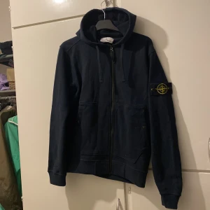 Stone island kofta - Säljer en fin stone island kofta i strlk S. Den är marinblå och är super skön!