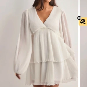 Vit klänning från Nelly - Helt ny!!! Pris lapp är kvar då jag fick hem den igår och den inte satt som önskat.