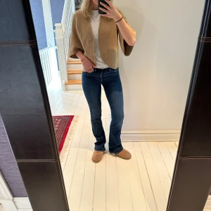 Utsvängda blåa jeans - Utsvängda blå jeans från Zara, storlek 34. Näst intill aldrig använda. Frakt spårbar PostNord tillkommer på 82kr