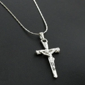 925 Silverpläterade halsband med korshänge - Stilrent halsband i silverfärg med ett korshänge som har en detaljerad Jesusfigur. Kedjan är tunn och smidig, perfekt för dig som gillar klassiska smycken med religiös touch. Justerbar lång , helt ny 
