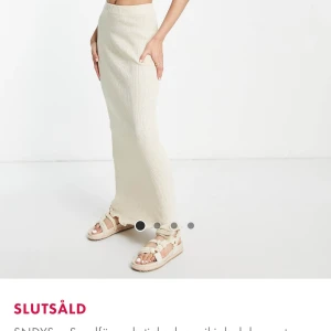 SLUTSÅLD KJOL FRÅN SYDNS - Superfin vit stickad långkjol från SNDYS med rak passform och elastisk midja. Kjolen är lång!!! Men tyvärr för liten.. köptes för 600kr och aldrig använd. Kom med egna prisförslag!!!