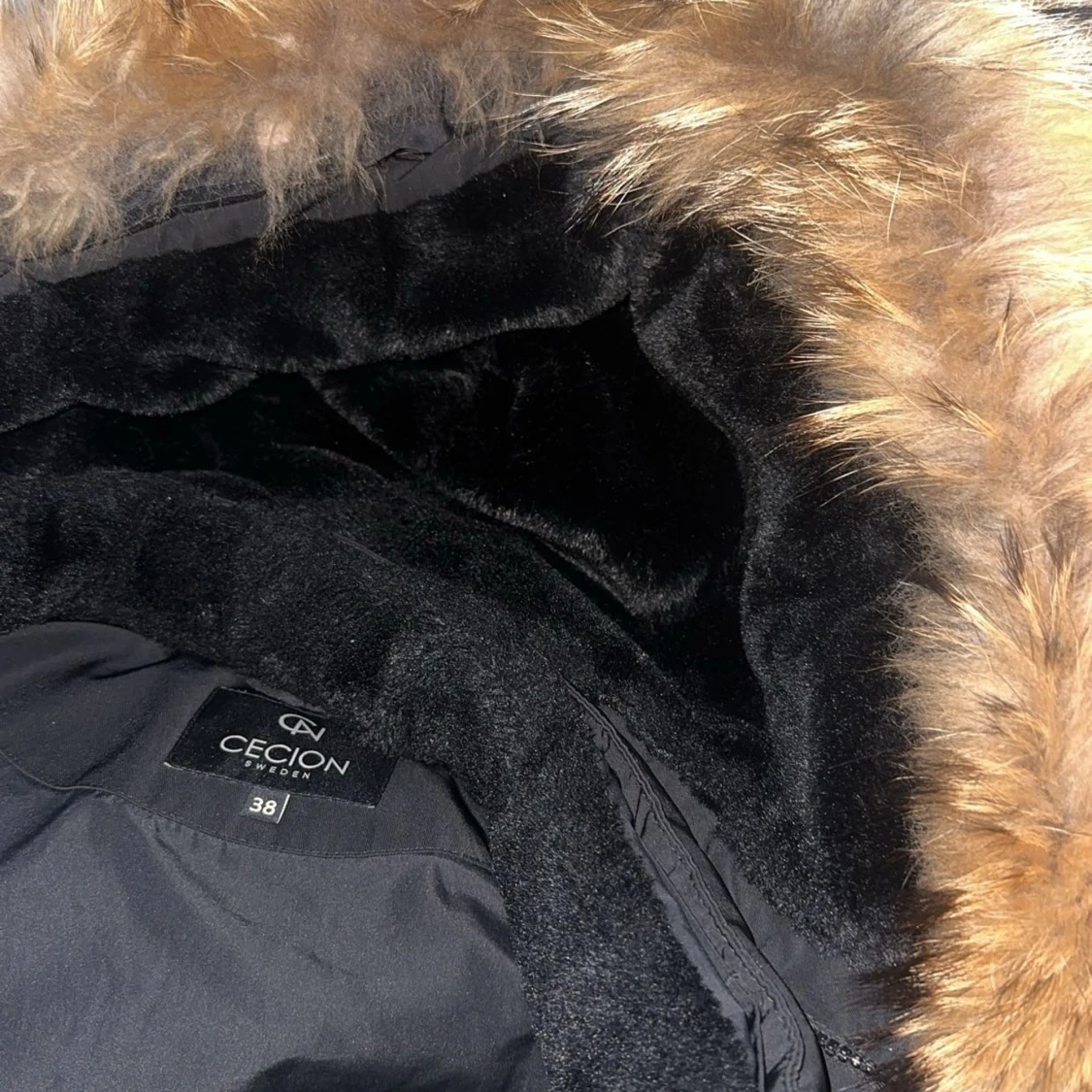 Svart vinterparkas med pälskantad huva från Cecion Sweden  - 4