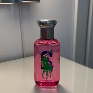 Rosa parfymflaska från Ralph Lauren Big Pony - Säljer en rosa parfym från Ralph Lauren Big Pony-serien  30ml, endast använd 2ggr🌸.