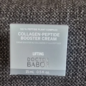 Doctor Babor Collagen-Peptide Booster Cream - En lyxig ansiktskräm med 9,6% peptidkomplex som boostar kollagenproduktionen och ger en lyftande effekt. Innehåller växtextrakt, hyaluronsyra och solrosolja. 15 ml. Helt ny och oanvänd. Nypris 480:-