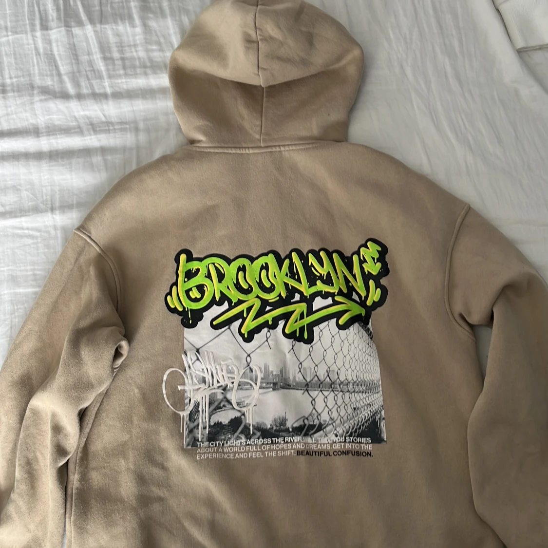 Beige hoodie med tryck från H&M - 2