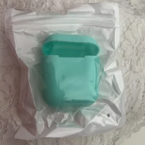 Turkost fodral till hörlurar - Säljer ett turkost silikonfodral som passar till AirPods eller andra hörlurar! 