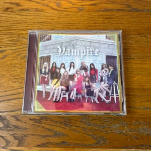 Iz*one Vampire cd - En limited japansk Cd från gamla koreanska gruppen Iz*one! Cdn aldrig spelad! Liten spricka på framsidan på sista bilden