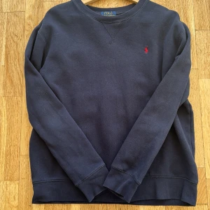 Ralph lauren crewneck - Navy Ralph lauren crewneck storlek xl i barn alltså passar S