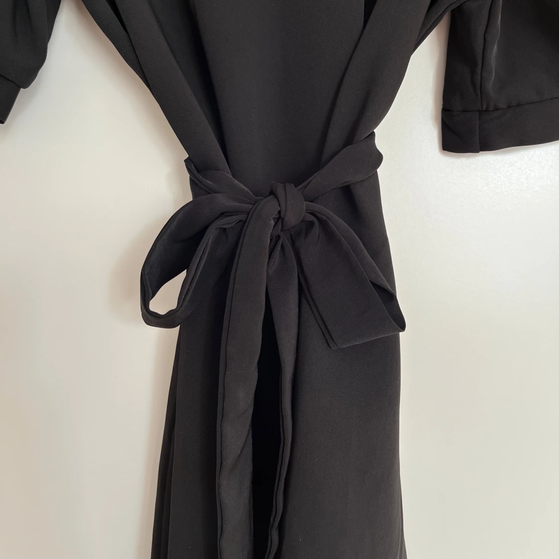Svart tunika med knytband i midjan - 1