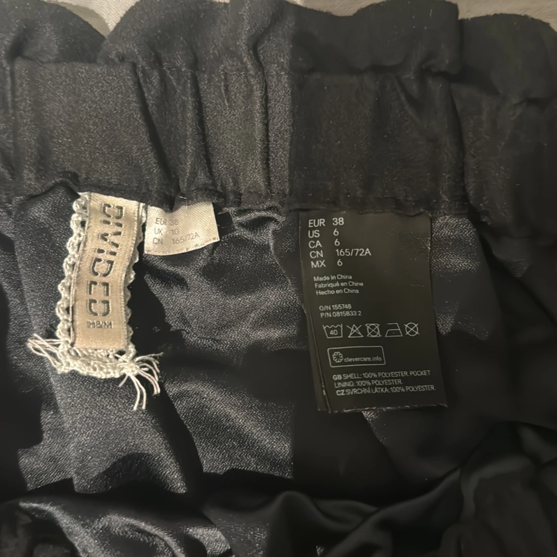 Svart kortkjol från H&M - 1