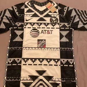 Club América svartvit fotbollströja Nike - Perfekt för fans av mexikansk fotboll. HELT NYA! 