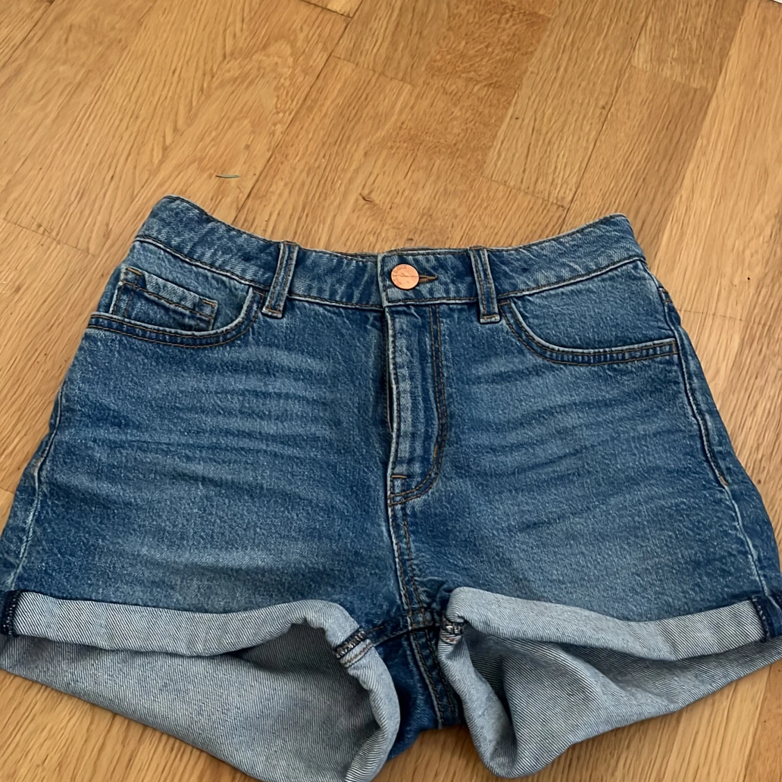 Blå jeansshorts från Lindex