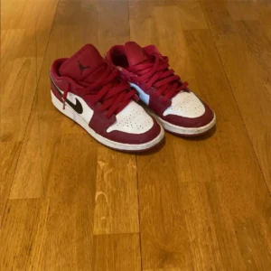 Jordan 1 low - Ett par feta lows till somaren kan  vara det du behöver till din garderob! Priset är inte hugget i sten 🪨 Skriv till mig vid funderingar 🌄☺️