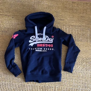 Superdry hoodie - Hej jag säljer en superdry hoodie i perfekt skick. Otroligt skön tröja med mysigt material och perfelt sittande luva. Jag säljer p.g.a att den är för liten för mig. Hör av er om frågor