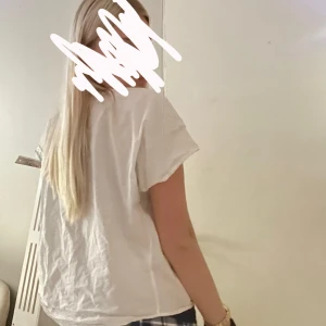 Vit blus med knytband - Säljer en luftig vit blus med korta ärmar och knytband vid halsringningen. Perfekt för varmare dagar och enkel att matcha med olika outfits. Blusen har en avslappnad passform och är gjord i ett mjukt bomullsmaterial. Helt ny❤️