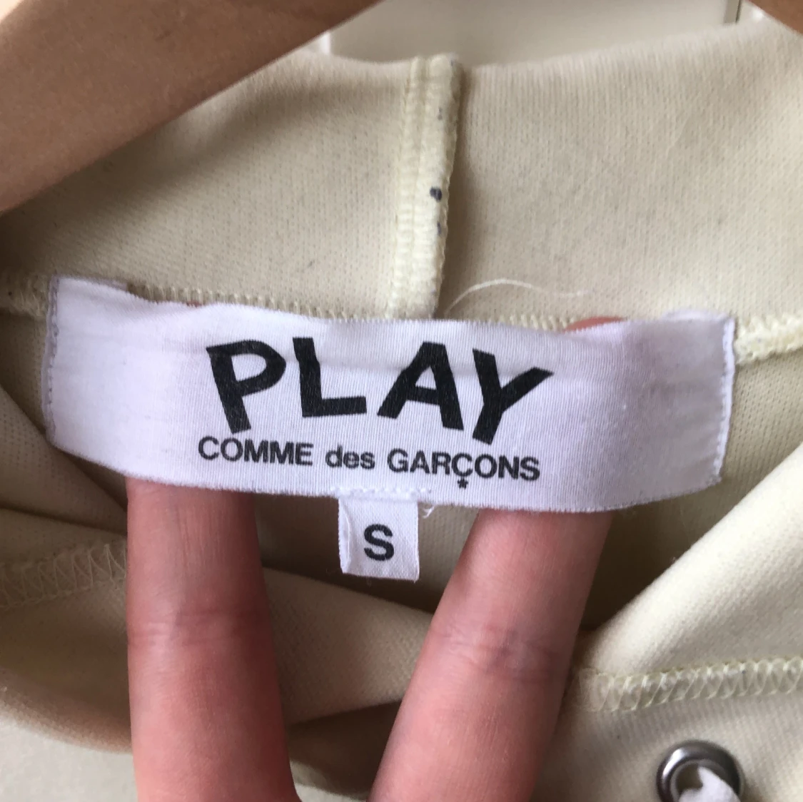 Vit hoodie från Comme des Garçons Play - 2