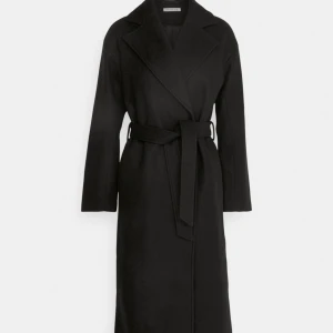 Svart lång kappa - Svart Lång kappa köpt från Zalando för 900kr säljer för 550kr. Använd enbart 2 gånger. storlek S