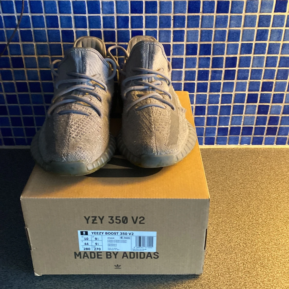 Adidas Yeezy Boost 350 V2 i grått - 1