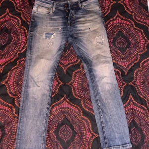 Jack and Jones jeans - Feta jj jeans med slitningar i nytt skick, endast testade. Storlek W30 L30