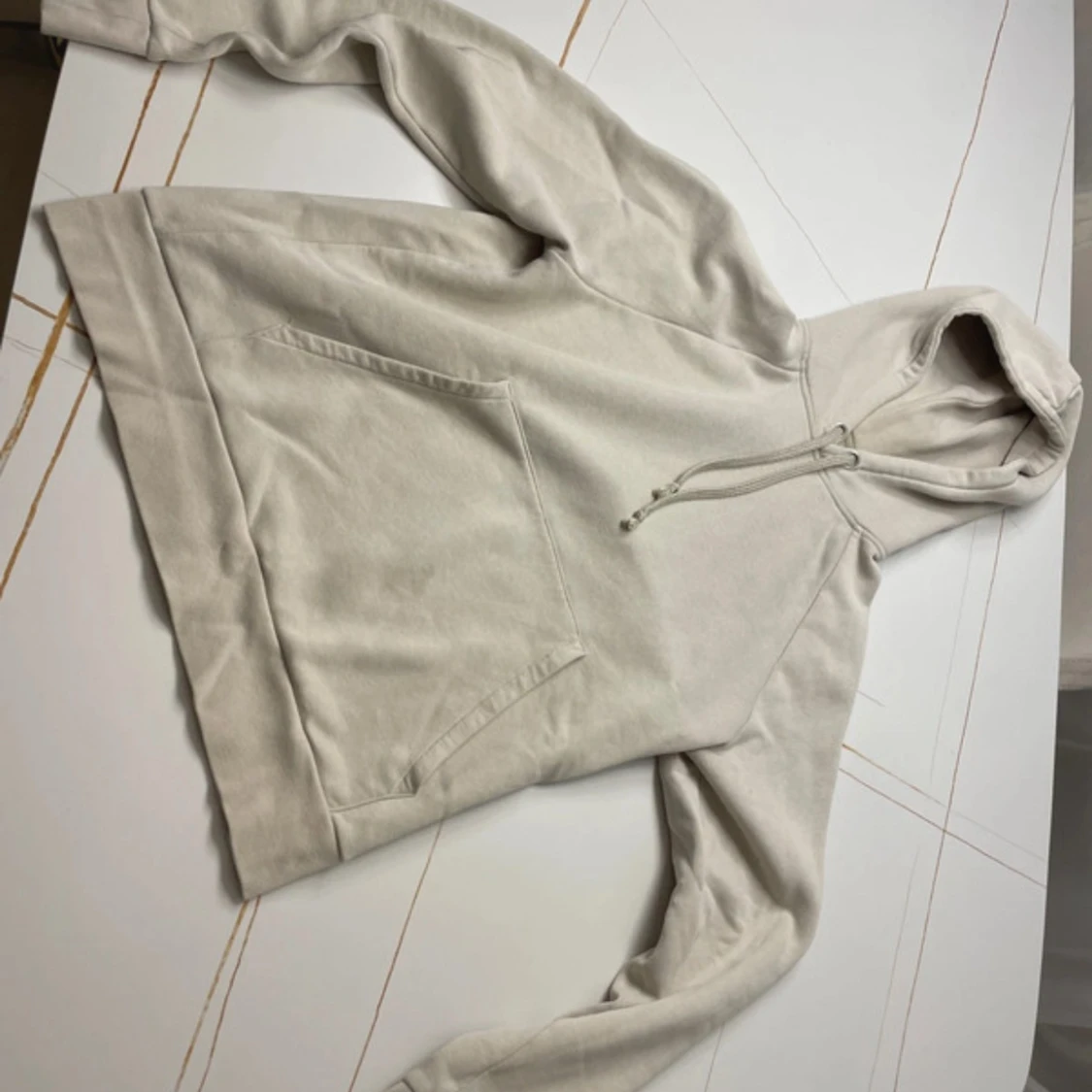 Beige hoodie med ficka - 1