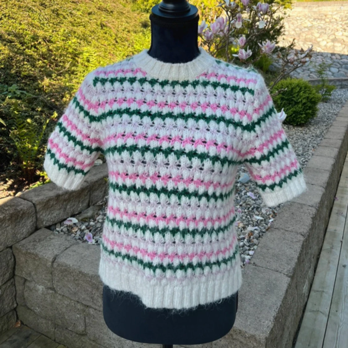 Stickad tröja med rosa och gröna ränder