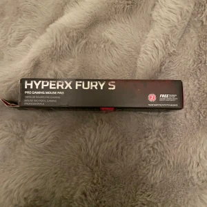 HyperX Fury S Pro Gaming Mouse Pad - HyperX Fury S Pro Gaming Mouse Pad är en svart musmatta designad för gamers. Den har sömlösa kanter, överlägset tyg för precision och är utformad för komfort och stabilitet. Perfekt för gaming och e-sport.