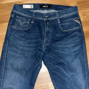 Mörk blå Replay Anbass jeans - Mörkblå Replay Anbass jeans  Säljer ett par mörkblå Replay Anbass jeans med klassisk femficksdesign och snygga kontrastsömmar. Jeansen har normal passform och raka ben, perfekt för dig som gillar stilrena och tidlösa jeans. Märkeslapp bak i midjan.