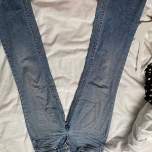 Blå jeansbyxor från Esprit med dragkedjedetaljer - Säljer ett par klassiska blå jeansbyxor, köptes fårn secund hand butik så vet ej märket eller den exakta storleken, men skulle säga att den passar storlek M, jag brukar ha storlek M på byxor o dessa passar perfekt. De är jätte sköna.