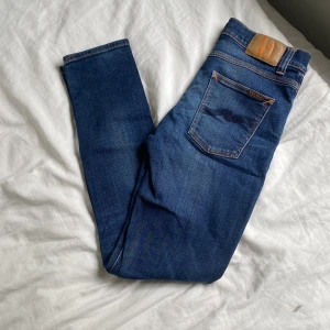 Nudie jeans 29 32 - Säljer nu dessa sjukt snygga Nudie jeans, inga defekter. Lägsta pris är angivet 225 kr gäller vill bara bli av med dom.